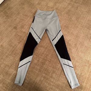 BEYOND YOGA LEGGINGS SIZE XS